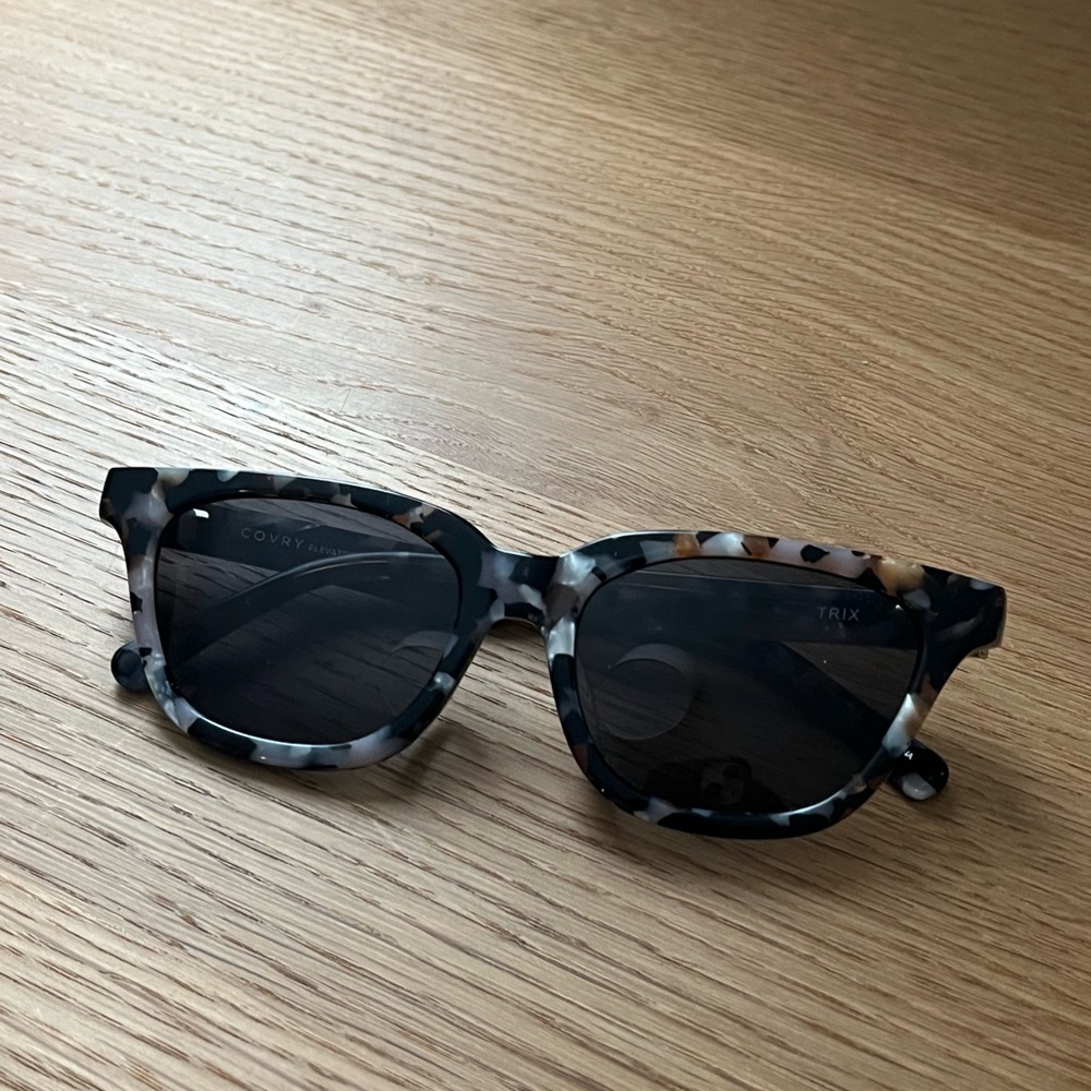 Covry Tortoise Shell Sunglasses - Picture 2 of 6